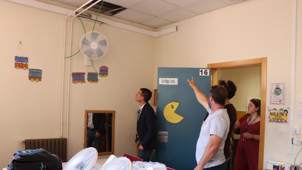 El alcalde, Rafa García, presencia la instalación de un ventilador.