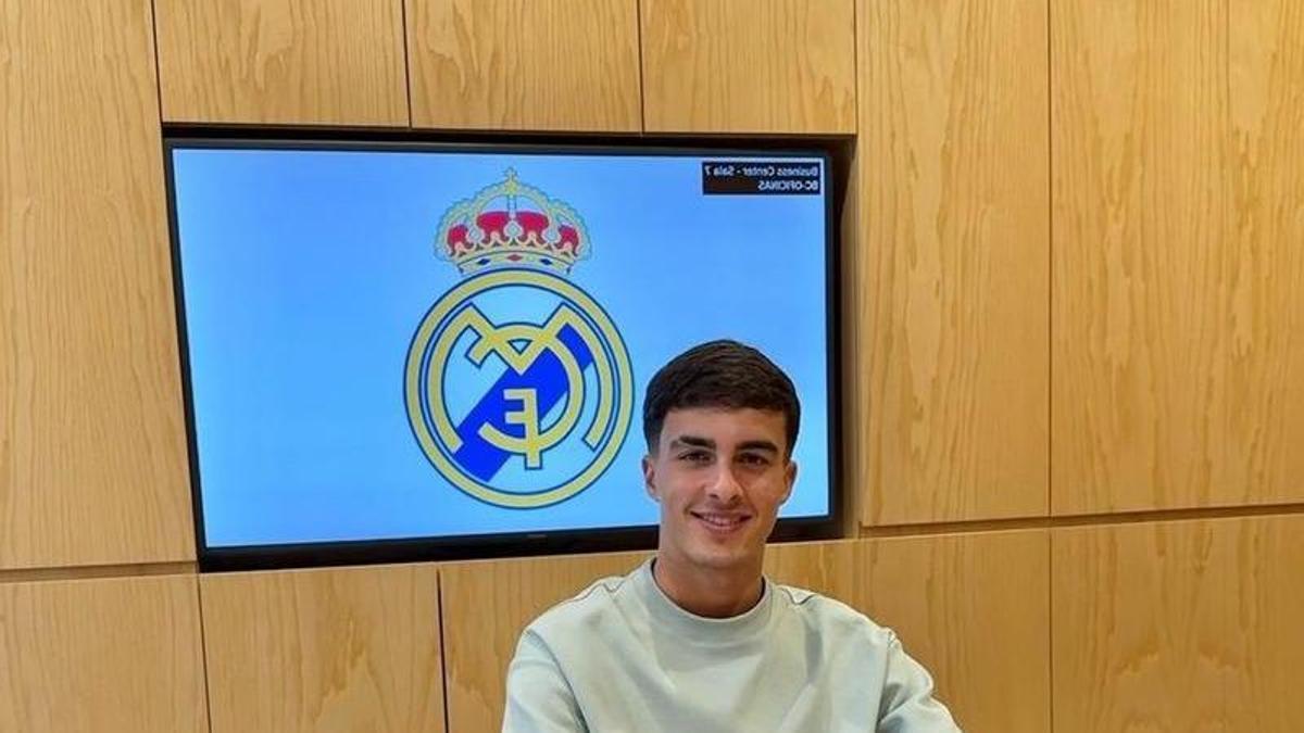 El joven futbolista, tras firmar un contrato con el Real Madrid.