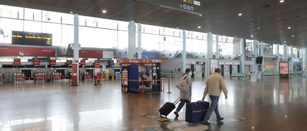 El aeropuerto de Peinador, prácticamente vacío durante el estado de alarma por el COVID.  / ALBA VILLAR