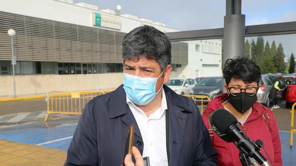 Rafael Llamas y la concejala socialista Alicia Galisteo, ayer, a las puertas del Hospital de Montilla.