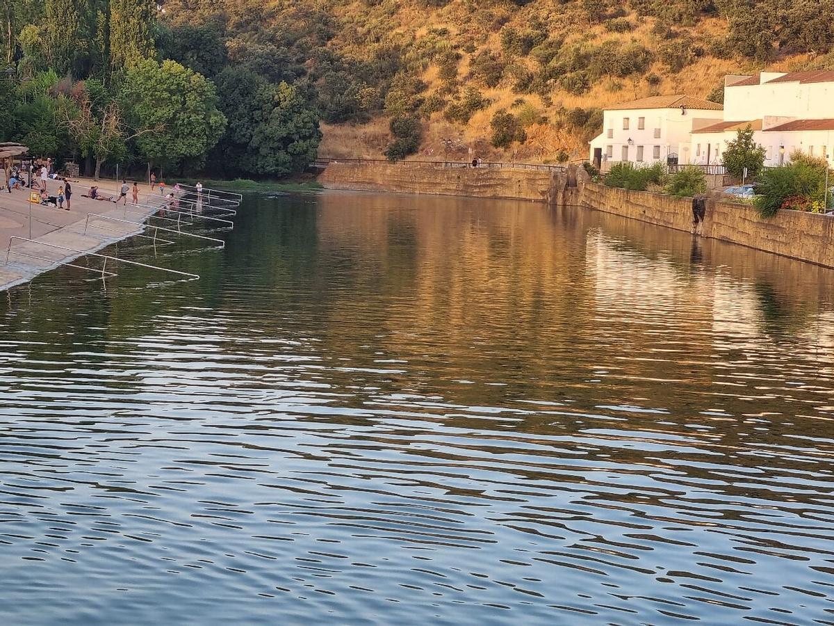 Playa de San Nicolás del Puerto, 350 metros de piscina natural de agua cristalina a una hora de la capital