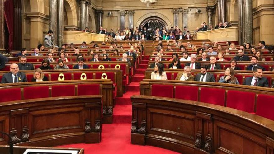 El Parlament reivindica el derecho de Puigdemont para ser investido