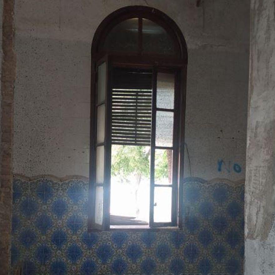 Detalla de los ventanales de madera y los azulejos de Villa Amparo.