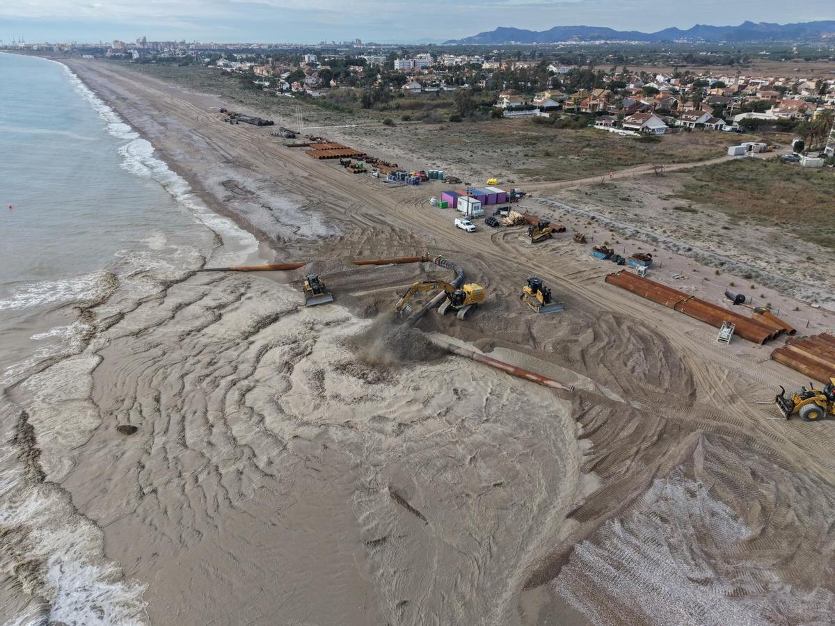 Un momento del vertido de arena en la costa de Sagunt.