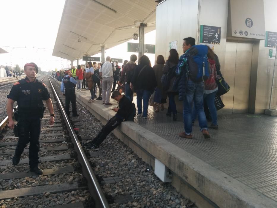 Tallen les vies a l''estació de Girona en protesta pels "presos polítics"