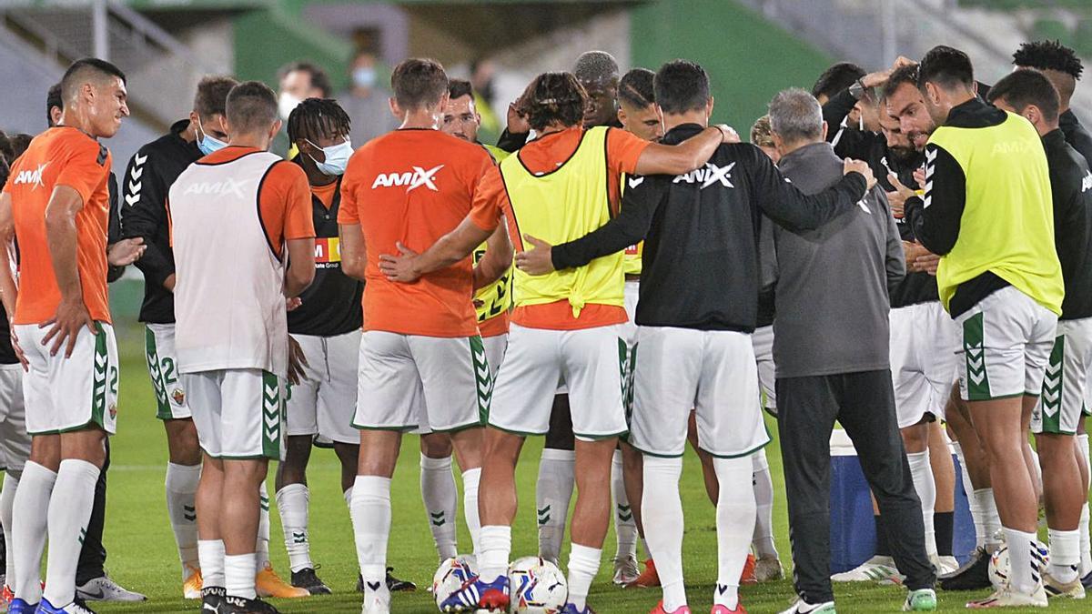 Los jugadores del Elche se conjuran antes de empezar un partido.