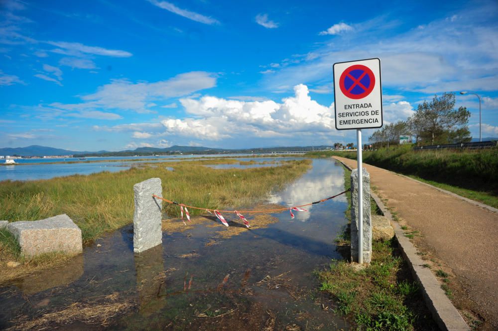 El Concello recoge imágenes de la pleamar más alta del año inundando espacios como O Cantiño y O Bao.