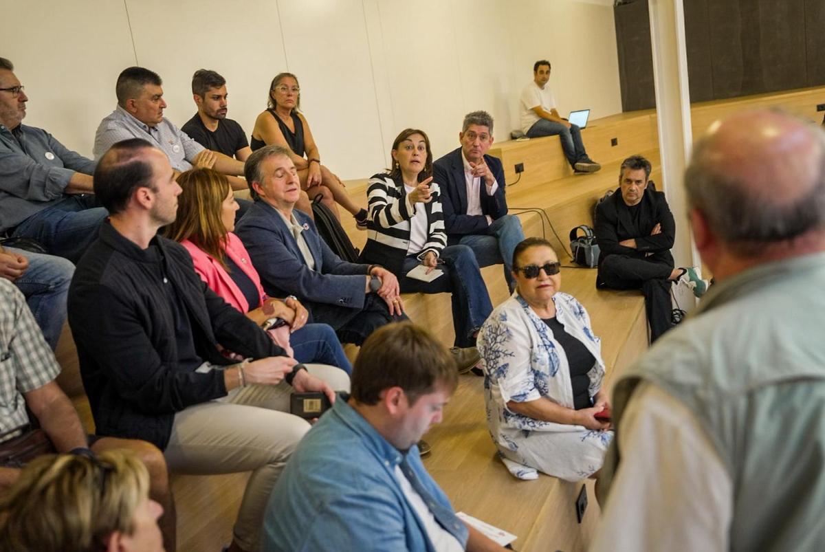 Paneque y Quirós dialogan con vecinos del nortes de L'Hospitalet críticos con el Ayuntamiento.