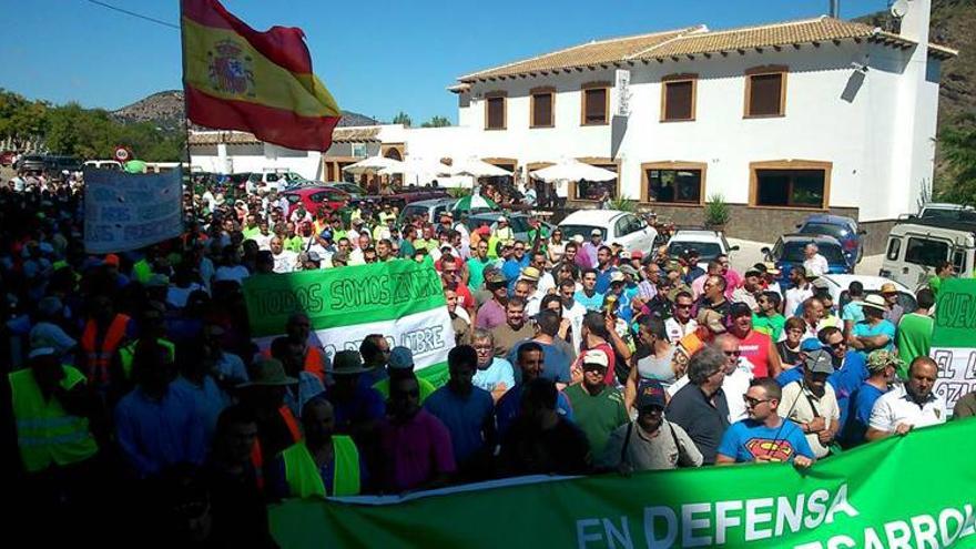 Protesta por las restricciones de pesca fijadas para el embalse