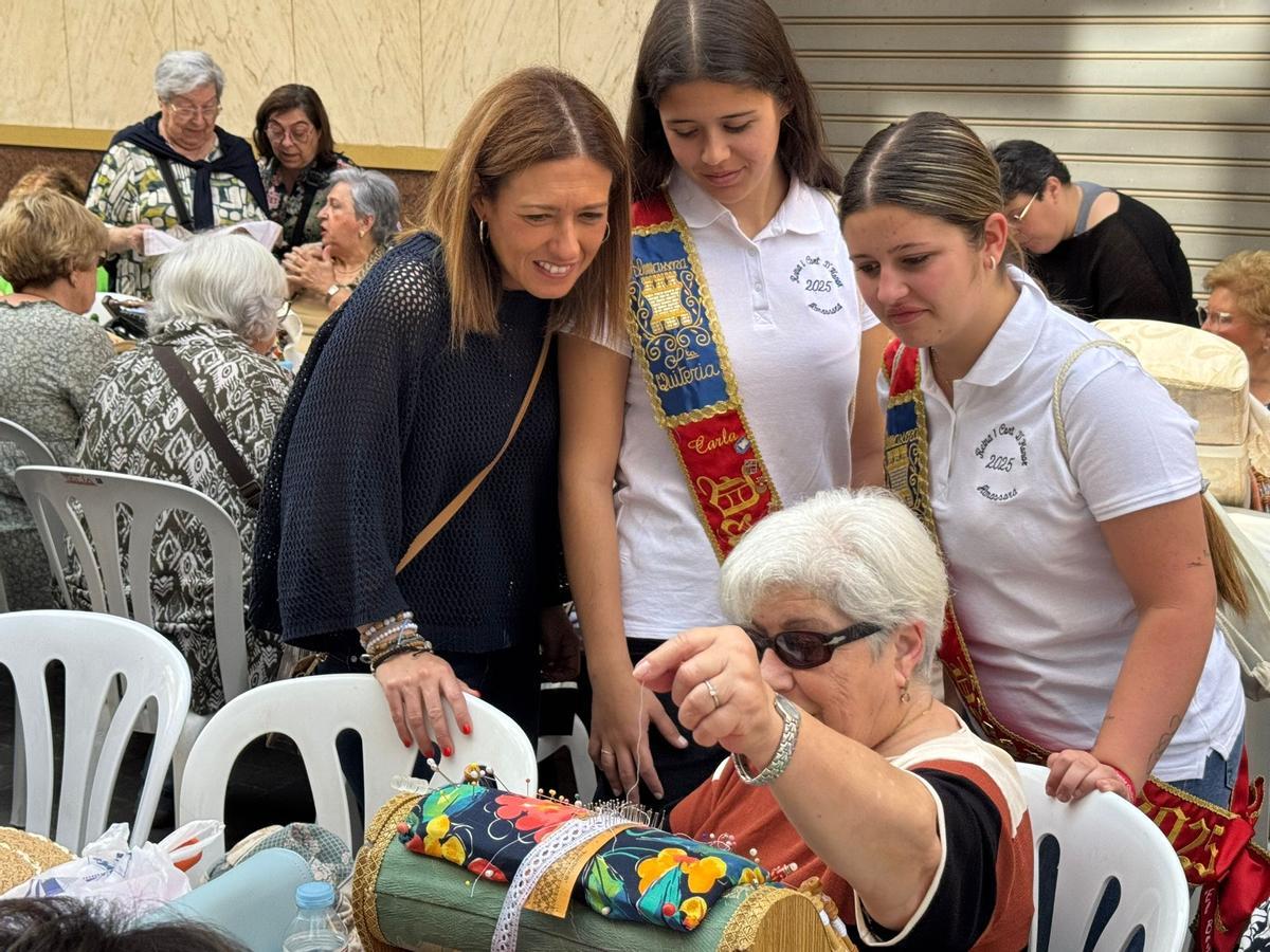 La alcaldesa no se perdió el encuentro de bolilleras de Almassora.