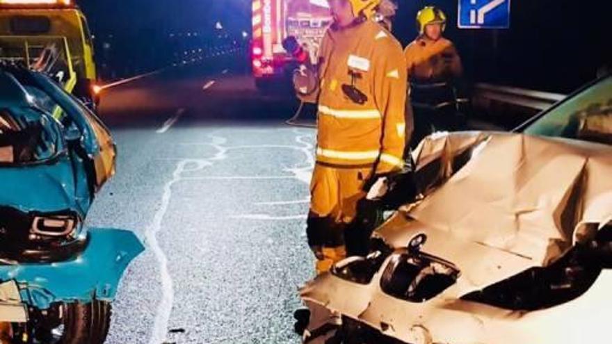 Imagen de los bomberos en el lugar del accidente.