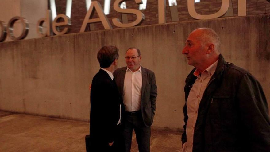 Santiago Rodríguez Vega conversa con su abogado, Ángel Bernal, con Ramón Álvarez en primer término, delante del Palacio de Justicia de Gijón.