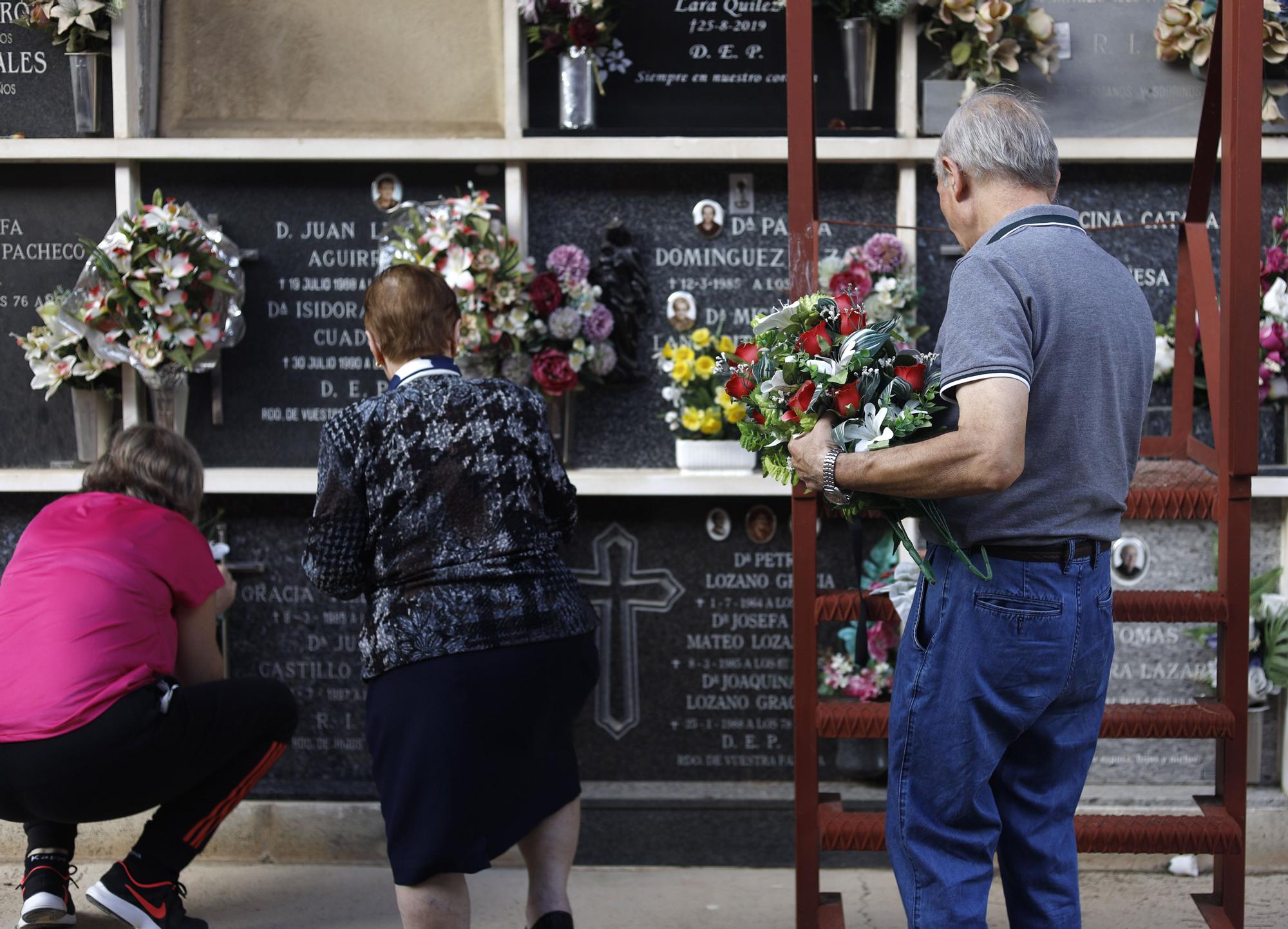 El cementerio de Torrero recibe ya a los visitantes más adelantados por Todos los Santos