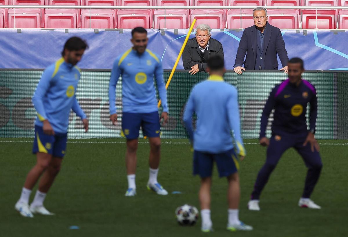 Joan Laporta, junto a Rafa Yuste, observa el entrenamiento del equipo en el césped del Metropolitano.