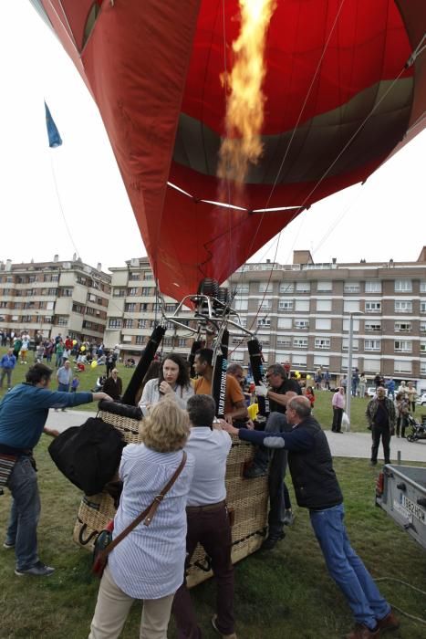 Salida de la regata de globos aerostáticos desde el "solarón", en Gijón.