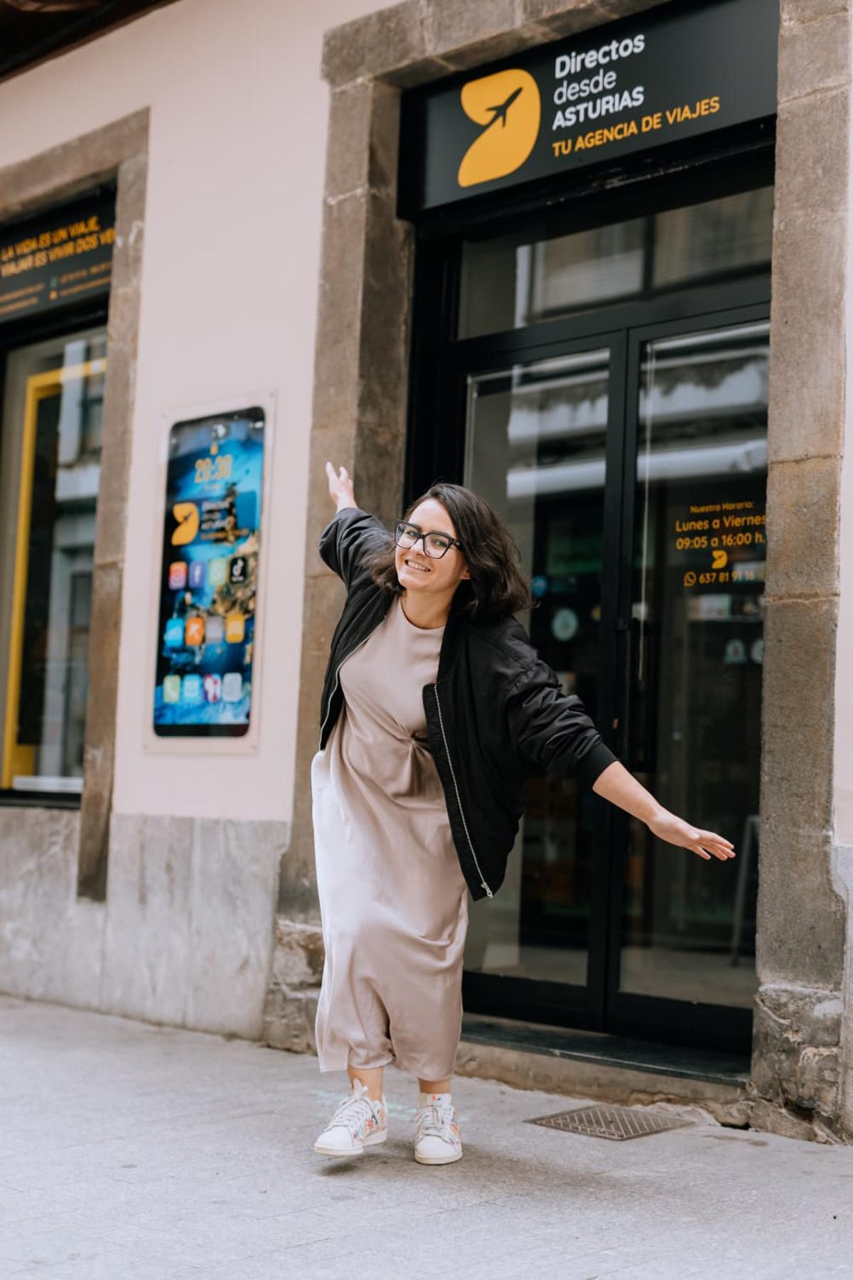 Mirian González en la puerta de su agencia.