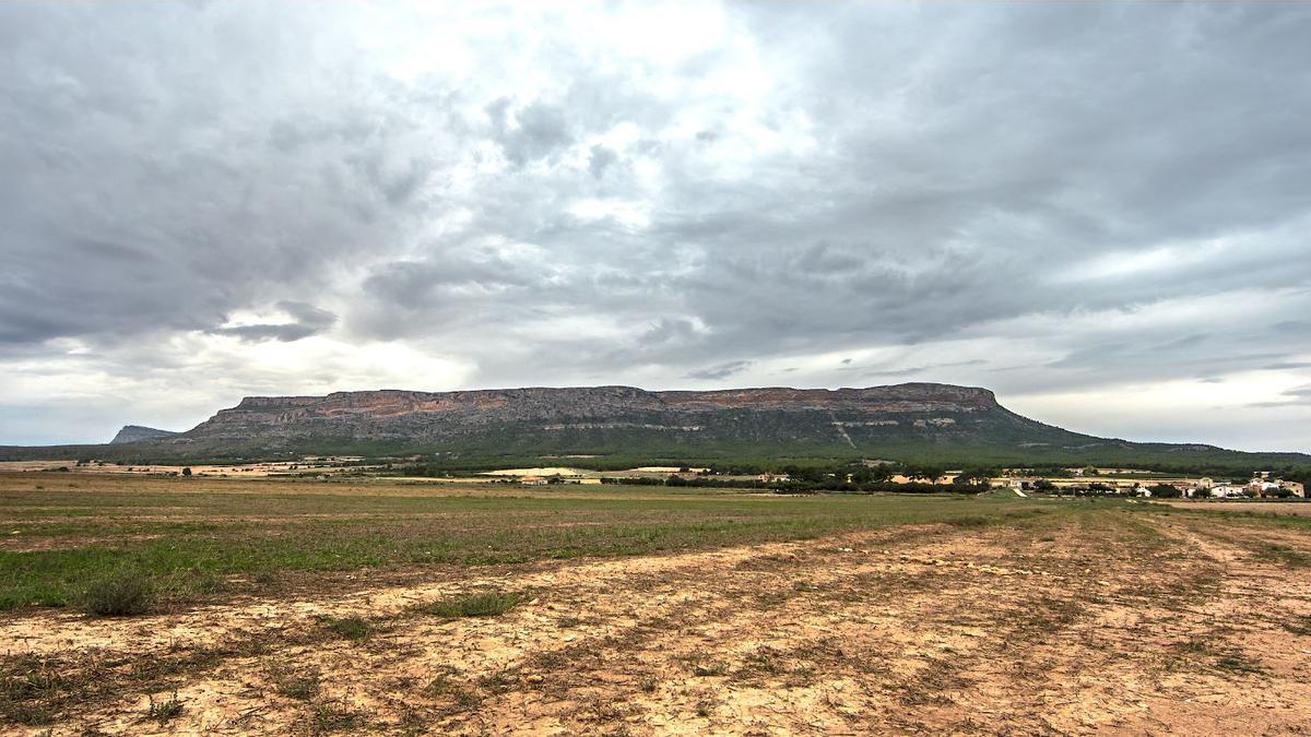 Sierra del Mugrón y laguna San Benito.