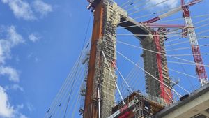 Obras de sustitución de tirantes del Puente del Centenario en Sevilla.