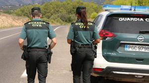 Dos agentes de la Guardia Civil de espaldas.