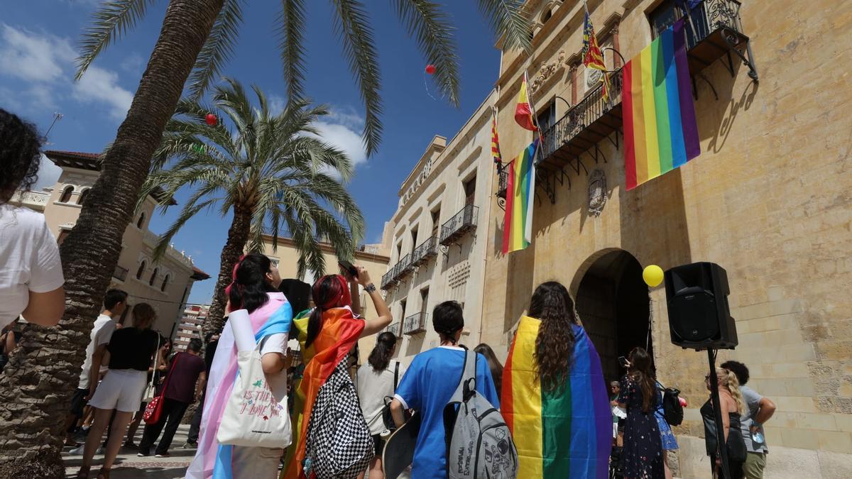Bandera del colectivo LGTBI+ en la fachada del Ayuntamiento de Elche