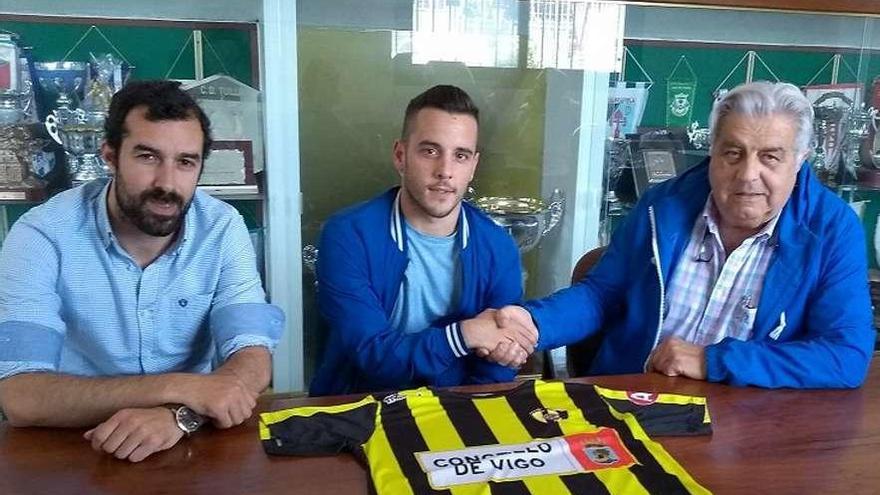 Jacobo Sáenz, Carlos Pereira y Manolo Seoane, ayer en la sede del club.