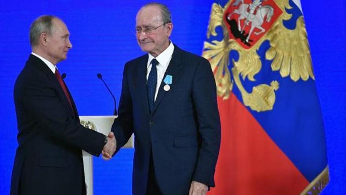 Putin entrega a Francisco de la Torre la medalla Pushkin.