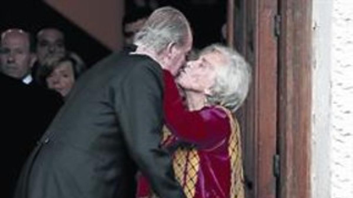 Elena Poniatowska besa al Rey, ayer, en Alcalá de Henares (Madrid).