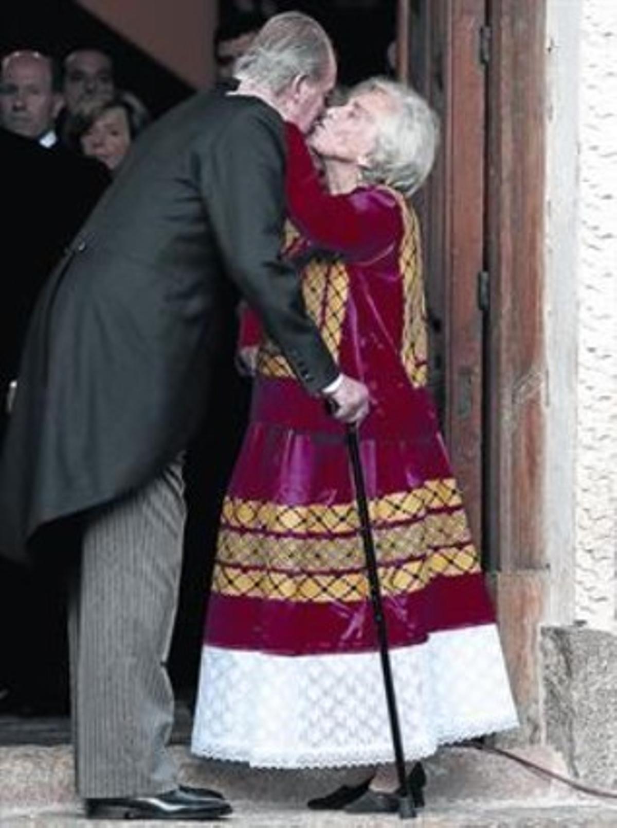 Elena Poniatowska li fa un petó al Rei, ahir, a Alcalá de Henares (Madrid).