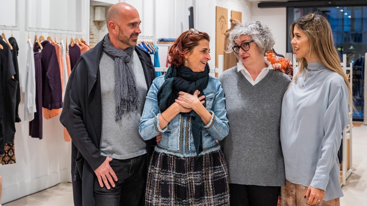 Anna Sorli (segunda por la izquierda), creadora de Somia, con Juan Carlos Utrilla, Marisa Callizo y Sofia Domingo, durante la inauguración de la tienda.
