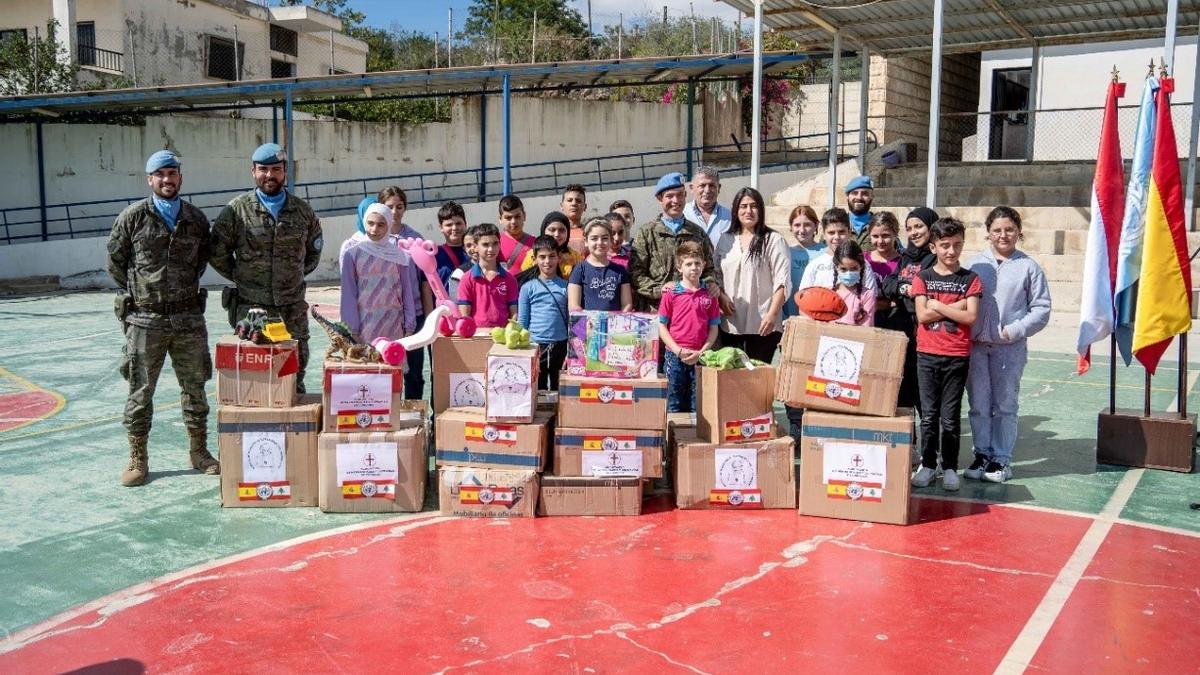 Entrega en un colegio de una de las donaciones.