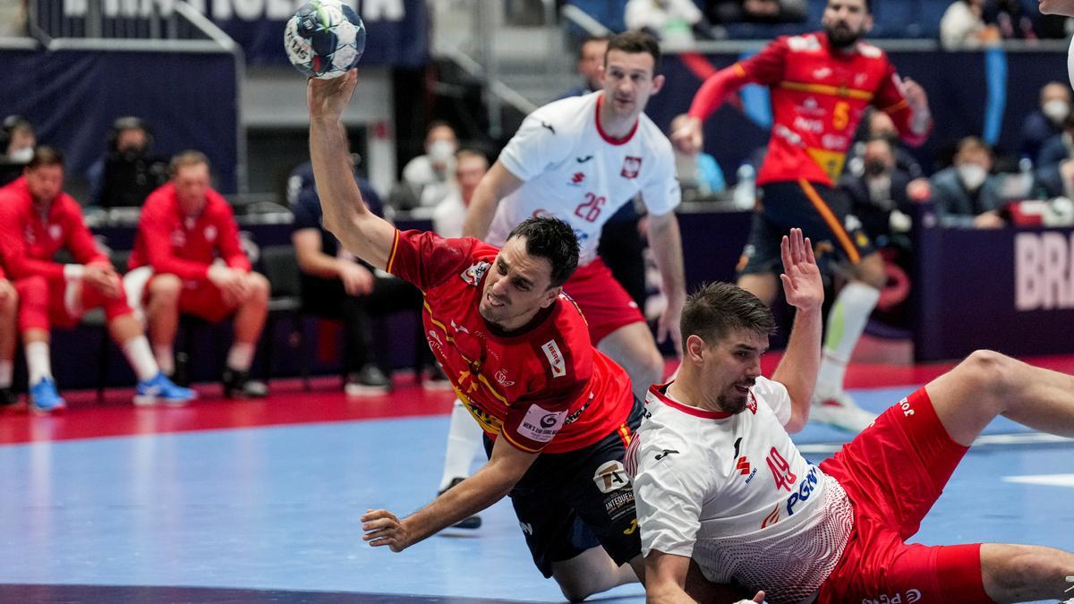 El polaco Piotr Chrapkowski (R) en acción contra Adrián Figueras.