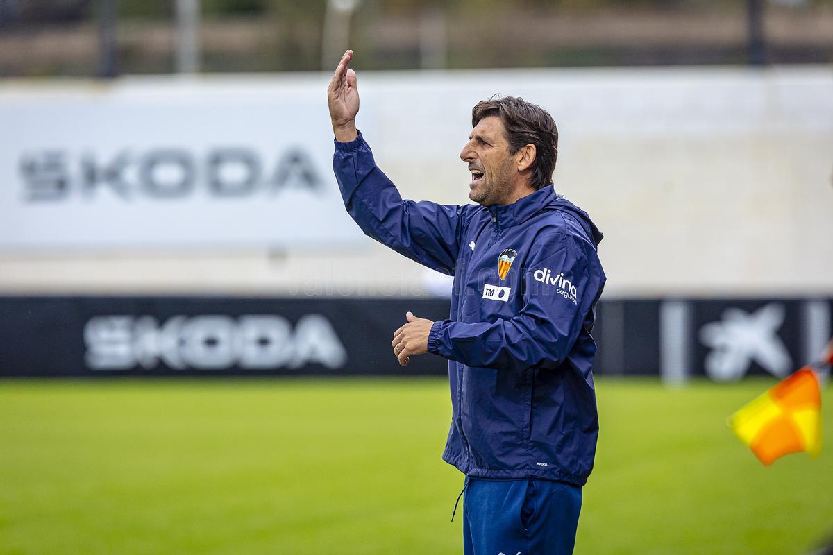 Miguel Ángel Angulo da indicaciones desde la banda