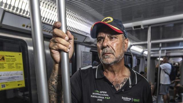 Javi García, al vagó d’una línia del metro de Barcelona. | JORDI OTIX
