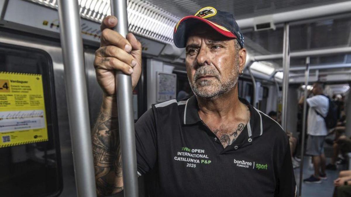 Javi García, al vagó d’una línia del metro de Barcelona.
