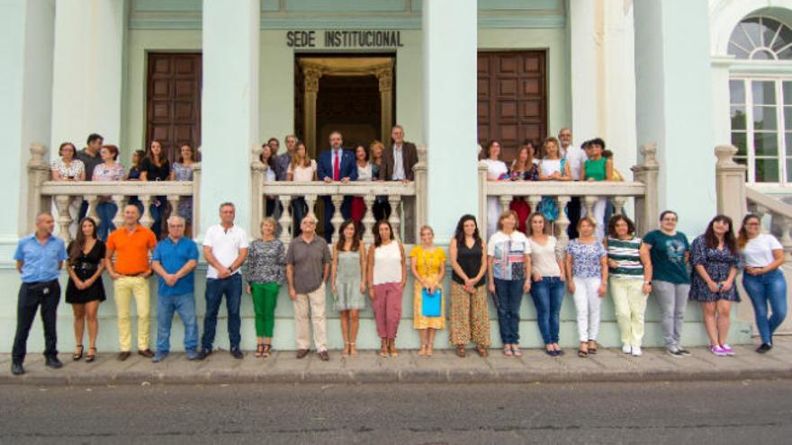 El rector y su equipo en la puerta de la sede institucional.