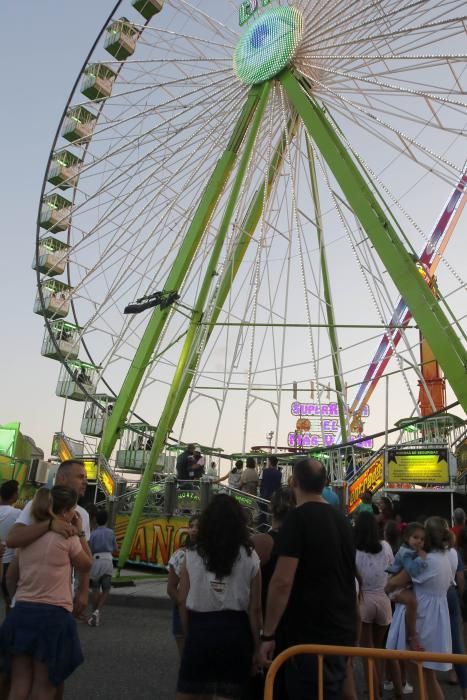 El paseo marítimo, la playa y los alrededores de la villa marinera se llenan de público para seguir el espectáculo Poético Piro-Musical.