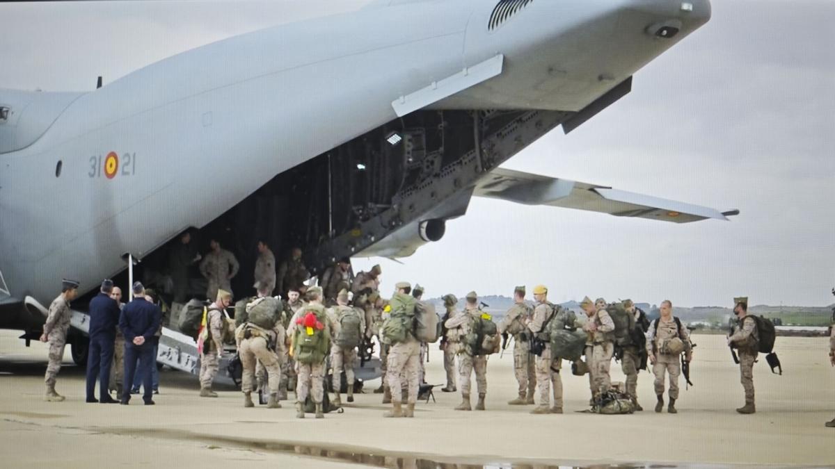 El avión del Ejército del Aire y del Espacio A400M, que transportaba a los últimos militares españoles evacuados de Irak por la guerra en Irán que quedaban por llegar procedentes de Alemania, a su llegada la base aérea de Torrejón de Ardoz (Madrid)