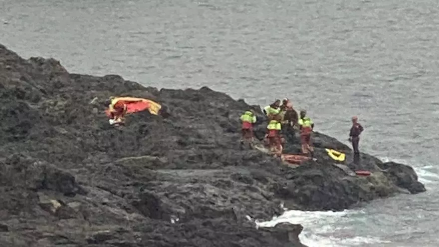 Los bomberos rescatan el cadáver de una mujer en El Confital