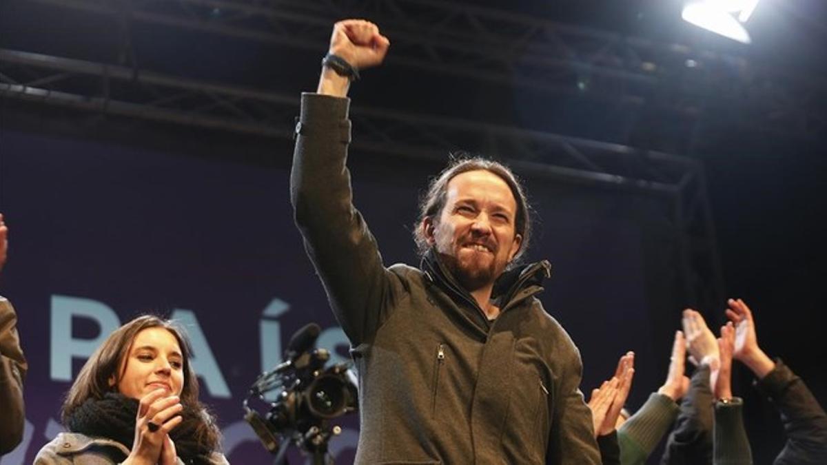 Pablo Iglesias celebra el resultado de Podemos al fin de la noche electoral.