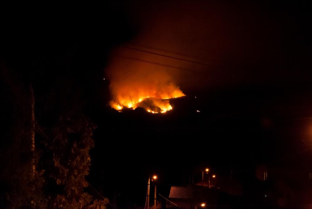 Incendios en Galicia | Un incendio nocturno quema 15 hectáreas en Domaio sobre el puente de Rande