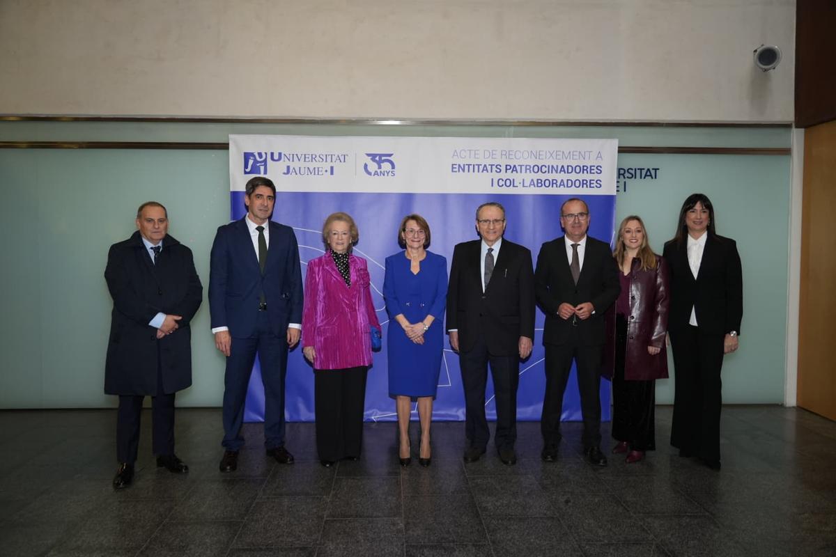 Javier Moll y Arantza Sarasola, con la rectora; el direcror de Mediterráneo, Ángel Báez; el