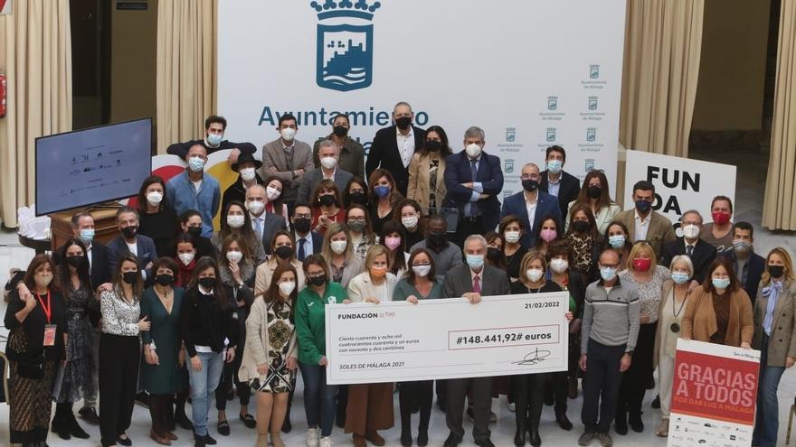 Entrega de cheques celebrada este lunes en el Ayuntamiento de Málaga