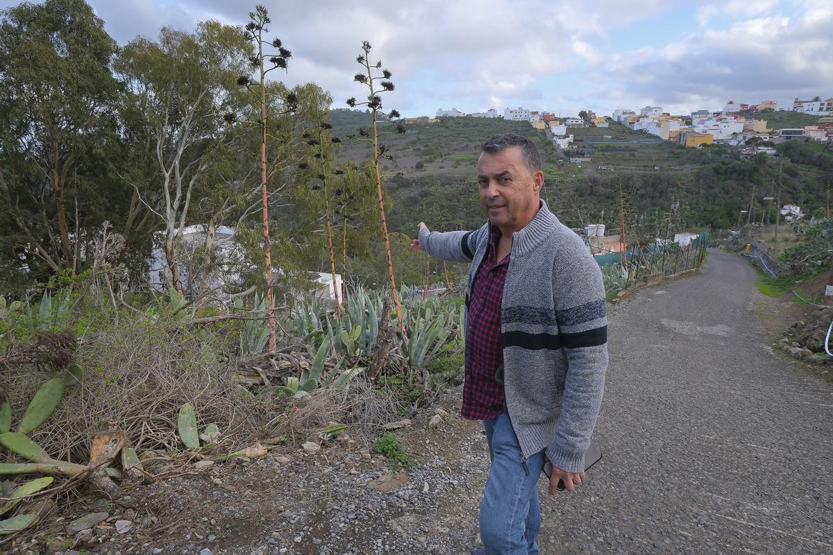 Benito Monagas, vecino de Siete Puertas y conocedor del terreno, indica el camino por donde debería transcurrir la canalización.