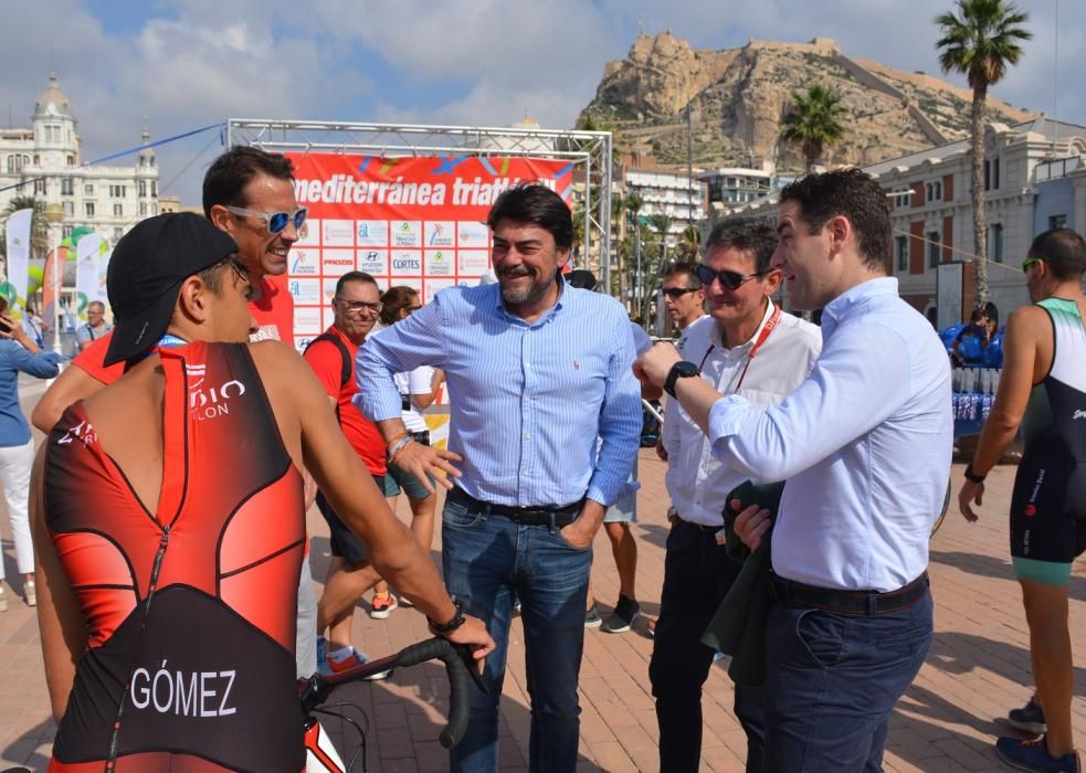El número dos del PP, Teodoro García Egea, entre los 1.250 triatletas en Alicante