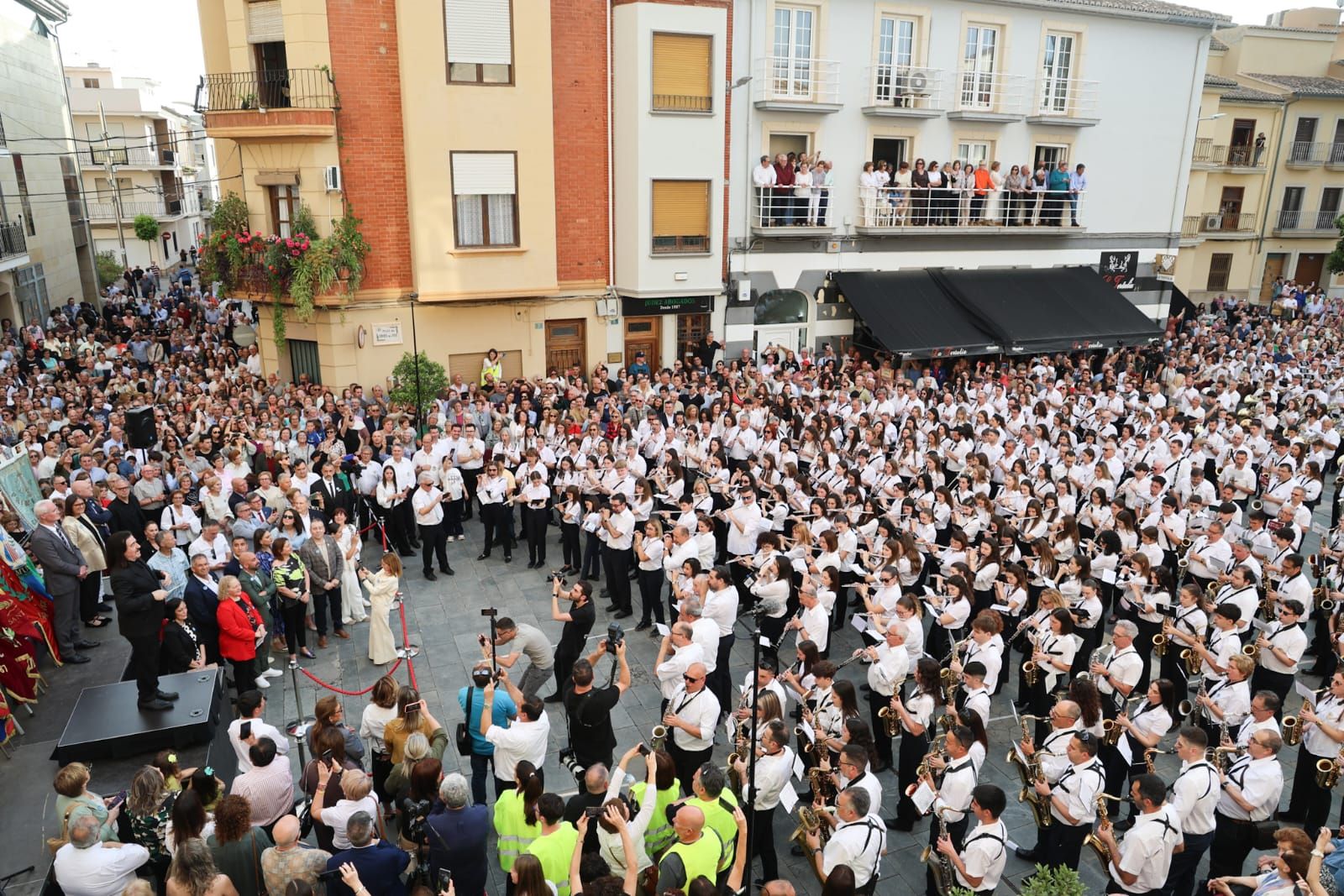 Un millar de músicos de bandas de la Ribera interpretan el pasodoble "Amparito Roca"