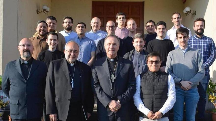 En el centro, Jesús Sanz Montes y Ángel Fernández Artime, con formadores y alumnos del Seminario.