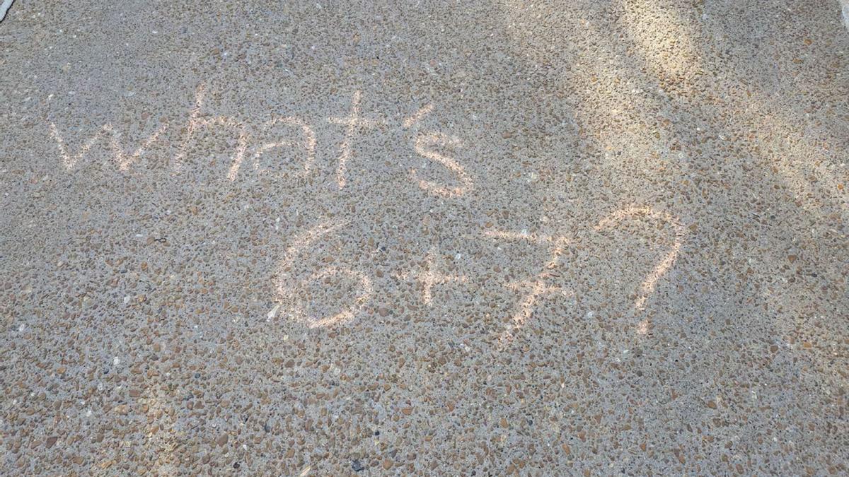 Pintada en la Universidad Washington que se pregunta qué es 6-7