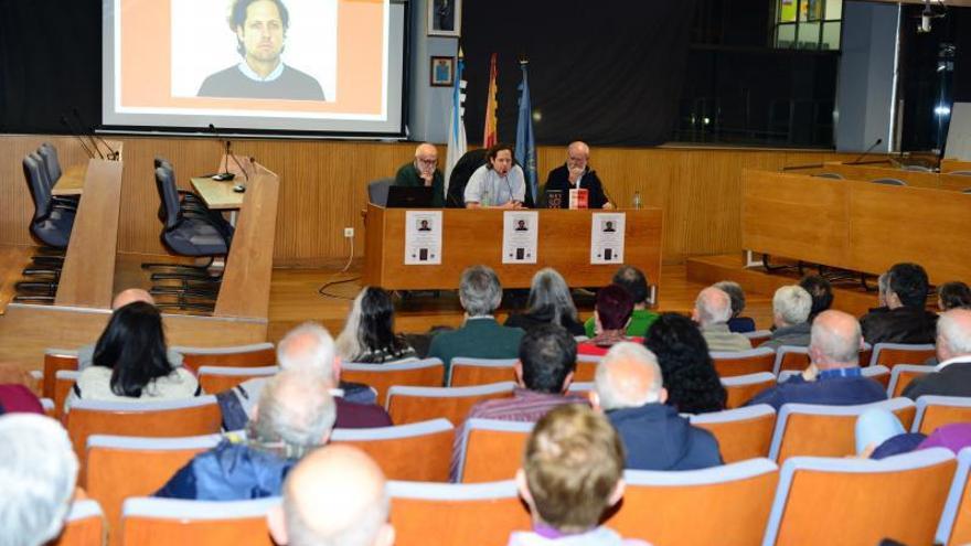 Concurrida presentación del libro “El Método Yakarta” en Cangas | G.NÚÑEZ