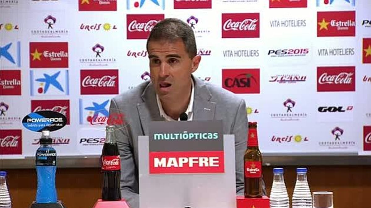 Gaizka Garitano, entrenador de l’Eibar, contesta en eusquera en la roda de premsa després de perdre davant l’Almeria i abandona la sala per les protestes dels informadors.