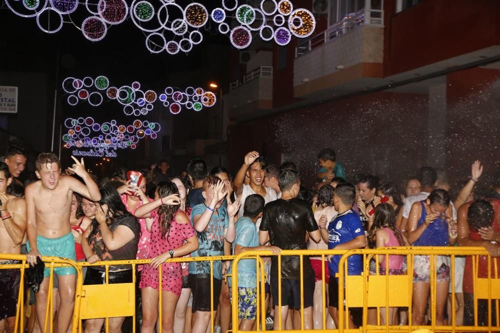 Cientos de personas, la mayoría adolescentes que quisieron disfrutar de la "cremá" y posterior "bañá" de los bomberos, se acercaron al barrio del Calvario para ver arder su hoguera